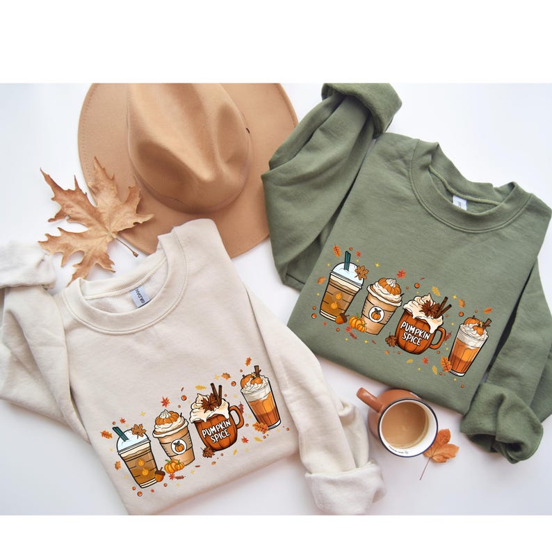 Zacht en comfortabel herfst sweatshirt met cozy design van koffie en pompoen. Perfect voor herfstliefhebbers, pumpkin spice fans en iedereen die houdt van knusse herfstoutfits. Ideaal als Halloween trui, casual herfstkleding of cadeau voor boekenliefhebbers en koffie drinkers tijdens het spooky season.