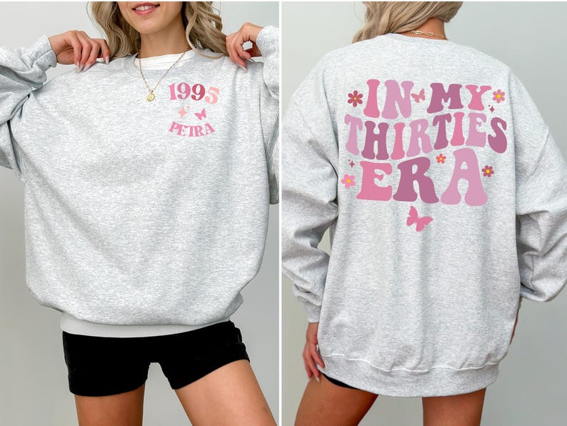 Retro ‘In My Thirties Era’ mok – perfect 30e verjaardagscadeau voor haar. Unieke keramische vintage mok uit 1995, grappig en stijlvol. Ideaal als verjaardagscadeau, milestone gift, voor vriendin, zus of collega. Geschikt voor koffie, thee of warme chocolademelk.