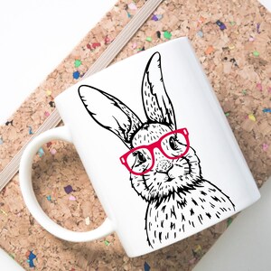 Geniet van je koffie of thee met deze schattige konijnenmok met bril! 🐰☕ Perfect voor dierenliefhebbers, kinderen en als leuk cadeau. De mok is met de hand bedrukt in mijn studio, waardoor elk exemplaar uniek is. Vaatwasser- en magnetronbestendig. Verkrijgbaar als mok alleen, mok + onderzetter of alleen de onderzetter. Ideaal voor Pasen, verjaardagen of gewoon als schattige toevoeging aan je servies!