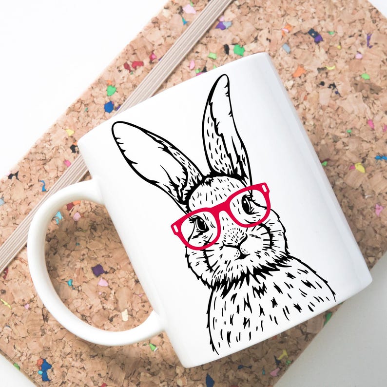 Geniet van je koffie of thee met deze schattige konijnenmok met bril! 🐰☕ Perfect voor dierenliefhebbers, kinderen en als leuk cadeau. De mok is met de hand bedrukt in mijn studio, waardoor elk exemplaar uniek is. Vaatwasser- en magnetronbestendig. Verkrijgbaar als mok alleen, mok + onderzetter of alleen de onderzetter. Ideaal voor Pasen, verjaardagen of gewoon als schattige toevoeging aan je servies!