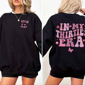 Retro ‘In My Thirties Era’ mok – perfect 30e verjaardagscadeau voor haar. Unieke keramische vintage mok uit 1995, grappig en stijlvol. Ideaal als verjaardagscadeau, milestone gift, voor vriendin, zus of collega. Geschikt voor koffie, thee of warme chocolademelk.