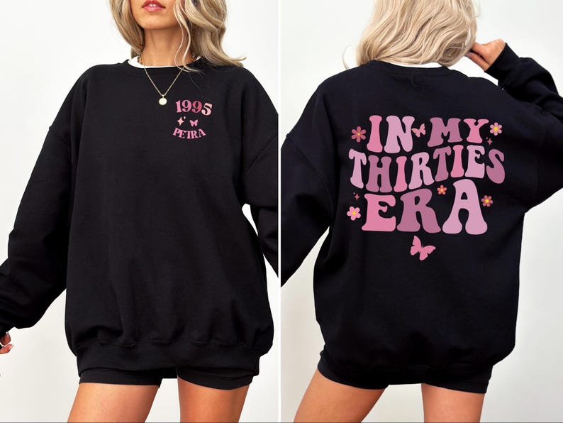 Retro ‘In My Thirties Era’ mok – perfect 30e verjaardagscadeau voor haar. Unieke keramische vintage mok uit 1995, grappig en stijlvol. Ideaal als verjaardagscadeau, milestone gift, voor vriendin, zus of collega. Geschikt voor koffie, thee of warme chocolademelk.