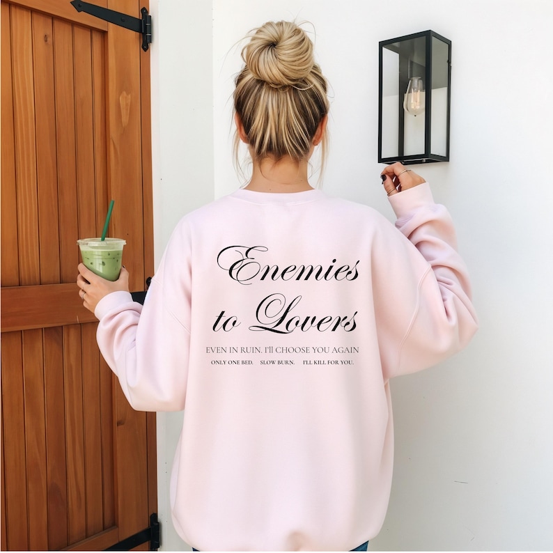 Minimalistisch “Enemies to Lovers” tekstdesign op hoodie, sweatshirt of T-shirt voor romance readers. Perfect voor fans van de enemies-to-lovers trope en bookish fashion. Zacht, comfortabel en ideaal om te dragen tijdens het lezen. Stijlvol cadeau voor boekenliefhebbers.