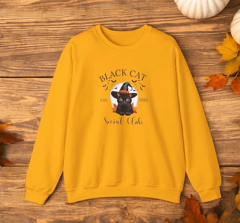Schattige zwarte kat met een heksenhoed, perfect in Halloween-stijl, gedrukt op een comfortabel sweatshirt en t-shirt.