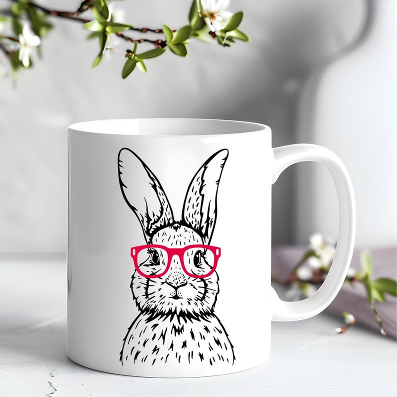 Geniet van je koffie of thee met deze schattige konijnenmok met bril! 🐰☕ Perfect voor dierenliefhebbers, kinderen en als leuk cadeau. De mok is met de hand bedrukt in mijn studio, waardoor elk exemplaar uniek is. Vaatwasser- en magnetronbestendig. Verkrijgbaar als mok alleen, mok + onderzetter of alleen de onderzetter. Ideaal voor Pasen, verjaardagen of gewoon als schattige toevoeging aan je servies!