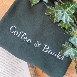 Sweatshirt mit Kaffee- und Bücherstickerei, personalisiertes Geschenk für Bücherwürmer, süßes Sweatshirt für Bücherliebhaber, Shirt für Bücherclubs, gemütliches Lese-Outfit