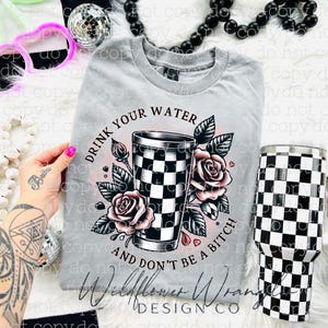 Pij wodę i nie bądź suką PNG | Snarky Checkered Tumbler Clipart | Kwiatowy projekt sublimacji na koszulki DIY, kubki, rękodzieło