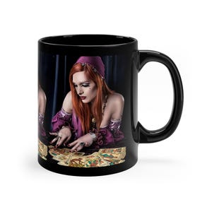 Taza de café negra de Halloween con adivino, 11 oz