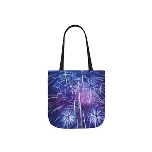 Könnte beinhalten: Tragetasche mit einem lebendigen Feuerwerksdesign. Die Tasche hat einen schwarzen Griff und einen dunkelblauen Hintergrund mit weißen und lila Ausbrüchen. Ein stilvolles und praktisches Accessoire.