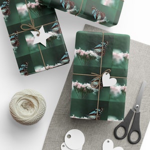 Farfalla blu con carta da regalo con fiori rosa