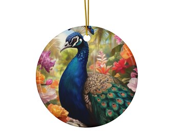 Könnte beinhalten: Ein blauer und grüner Pfau mit langem Schwanz steht in einem üppigen tropischen Garten mit leuchtend pinken, orangefarbenen und gelben Blumen.