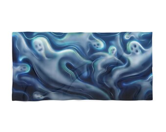 Può includere: Una coperta rettangolare a tema Halloween, con un motivo di fantasmi dei cartoni animati in tonalità blu e bianche. I fantasmi hanno facce sorridenti e un design etereo e fluido su uno sfondo blu scuro.
