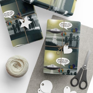 Puede incluir: Regalos envueltos con papel de regalo con temática alienígena. El papel presenta ilustraciones de extraterrestres, ovnis y el texto "HAPPY BDAY, DUDE, WE CAME HERE TO PARTY! DO YOU LIKE BBQ?" atados con hilo y etiquetas decorativas.