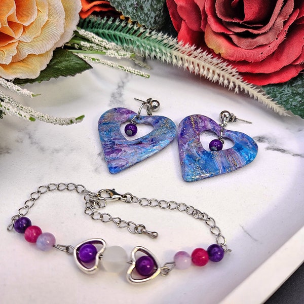 Parure de bijoux fait main en pâte polymère : boucles d'oreilles pendantes coeurs violets et bleus pour la Saint-Valentin et bracelet avec perles de jade et de zircone