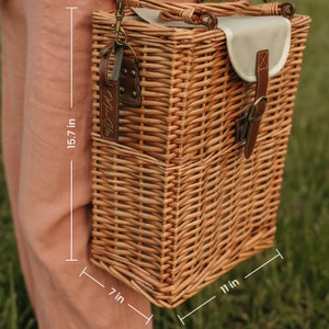 I never know if this is a large picnic basket or a small picnic basket. BUT it can hold 18 cans and I believe enough picnic fare for 4!