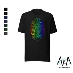 Könnte beinhalten: Schwarzes T-Shirt mit einem regenbogenfarbenen Grafikdruck eines Hundes aus Pixeln. Der Hund sitzt und schaut nach rechts.