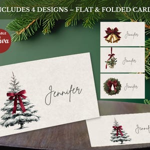 Peut inclure: Cartes de table de Noël avec quatre motifs : un sapin enneigé avec un nœud rouge, des cloches, du gui et une couronne. Chaque carte porte le nom "Jennifer" en écriture cursive. Le texte "INCLUDES 4 DESIGNS - FLAT & FOLDED CARDS" est visible.