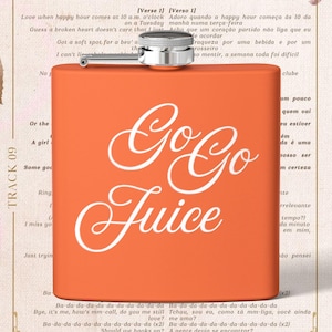 Könnte beinhalten: Eine orangefarbene Flachmann mit silbernem Verschluss und dem weißen Schriftzug "Go Go Juice". Die Flasche ist rechteckig. Der Hintergrund enthält Songtexte.