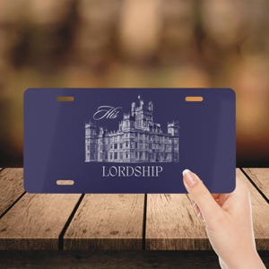 Placa Downton Abbey | Licença de vaidade | Sua Senhoria ou Sua Senhoria | Acessório de carro de alumínio, presente de nobreza da realeza inspirado no programa de TV