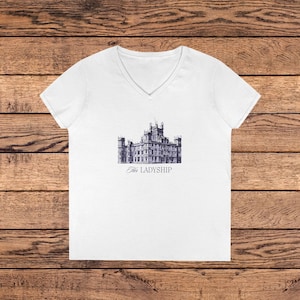 ハイクレア城をイメージしたデザインのVネックTシャツ「HER LADYSHIP」、ダウントン・アビー風、王室ファン、貴族への贈り物、イギリスのテレビ番組