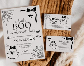Puede incluir: Un juego de invitaciones para baby shower con temática de Halloween. La invitación principal dice "a little BOO is almost due!" con detalles para el baby shower de Anna Brown. Incluye tarjetas para libros y una rifa de pañales, todas con ilustraciones de fantasmas.