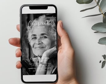 Peut inclure: Une photo en noir et blanc d'une femme sur l'écran d'un smartphone. Le texte sur l'écran indique "Celebrando la vida de Yolanda Garcia Reyes".