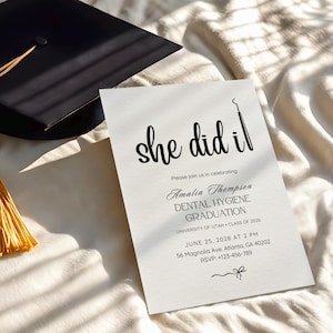 Pode incluir: Um anúncio de formatura com o texto "she did it" em escrita preta, juntamente com detalhes para uma formatura em Higiene Dental. Um chapéu de formatura preto com borla dourada no fundo.