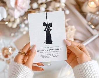 Plantilla editable de invitación de graduación con lazo negro, anuncio digital de graduación con lazo negro, graduado moderno de la generación de 2026, borla