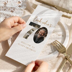 Bearbeitbare Menükartenvorlage zum 70. Geburtstag, Look Who's 70.Geburtstags-Menüeinladung, Abendmenü zum 70. Geburtstag, personalisiertes Menü mit Foto