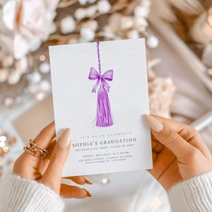 Invitación editable para fiesta de graduación, con lazo lila, anuncio de graduación de 2026, descarga digital