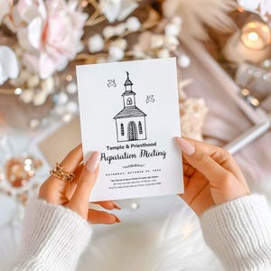 Peut inclure: Une carte blanche avec une illustration en noir et blanc d'un bâtiment d'église. Le texte sur la carte indique "Temple & Priesthood Preparation Meeting" et comprend la date "Samedi 15 octobre 2022".