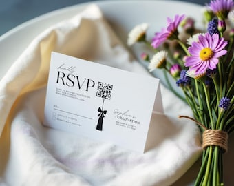 Peut inclure: Une carte RSVP blanche avec du texte noir. La carte comporte un code QR, un pompon et le texte "Kindly RSVP" et "Sophia's Graduation".