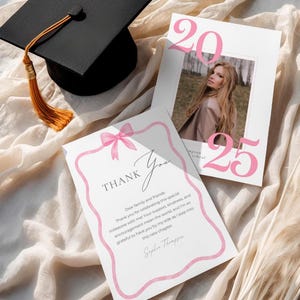 Carte de remerciement photo pour l'obtention du diplôme Carte de remerciement coquette minimaliste rose avec noeud Modèle de note de fête des diplômés modifiable