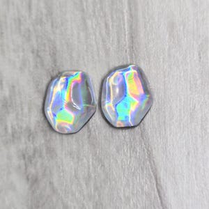 Gemas de sirena. Pendientes iridiscentes. Pendientes iridiscentes de arcoíris. Pendientes iridiscentes tipo botón. Pendientes holográficos. Pendientes holográficos tipo botón.