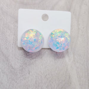 Pendientes de cúpula iridiscentes. Pendientes iridiscentes. Aretes. Pendientes de resina iridiscente. Pendientes de cúpula de resina. Tachuelas iridiscentes hechas a mano.