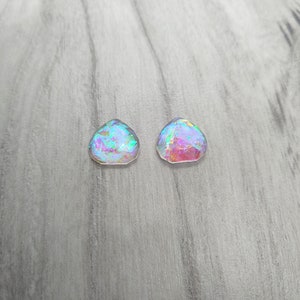 Tachuelas iridiscentes. Pendientes iridiscentes facetados. Pendientes de resina. Tachuelas facetadas iridiscentes de resina. Pendientes holográficos. Pendientes de resina.