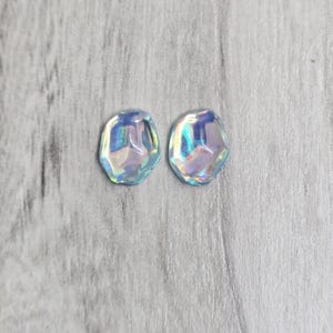 Gemas de Sirena. Aretes Azules Iridiscentes. Aretes Iridiscentes. Aretes Iridiscentes de Botón. Aretes Holográficos. Aretes Holográficos de Botón.