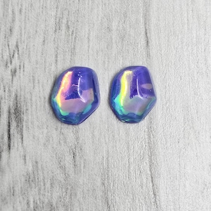 Gemas de sirena. Pendientes iridiscentes índigo. Pendientes iridiscentes. Pendientes iridiscentes tipo botón. Pendientes holográficos. Pendientes holográficos tipo botón.