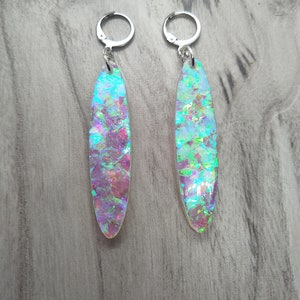 Pendientes iridiscentes. Pendientes holográficos. Pendientes colgantes iridiscentes. Pendientes de resina. Pendientes de resina iridiscente. Pendiente colgante holográfico