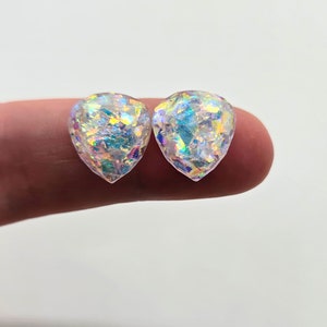 Tachuelas iridiscentes. Pendientes iridiscentes facetados. Pendientes de resina. Tachuelas facetadas iridiscentes de resina. Pendientes holográficos. Pendientes de resina.