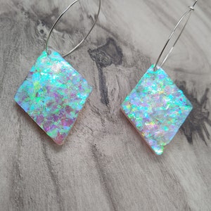 Pendientes iridiscentes. Pendientes iridiscentes arco iris. Pendientes de resina. Pendientes colgantes iridiscentes. Pendientes holográficos. Pendientes colgantes de resina.