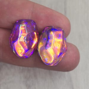 Pendientes grandes iridiscentes / Pendientes holográficos / Pendientes iridiscentes con declaración / Pendientes de resina holográfica / Pendientes facetados.
