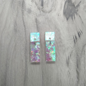Pendientes iridiscentes. Pendientes colgantes. Pendientes iridiscentes de resina. Pendientes de resina. Pendientes colgantes iridiscentes. Pendientes holográficos.