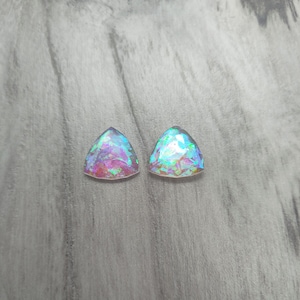 Tachuelas iridiscentes. Pendientes iridiscentes facetados. Pendientes de resina. Tachuelas facetadas iridiscentes de resina. Pendientes holográficos. Pendientes de resina.