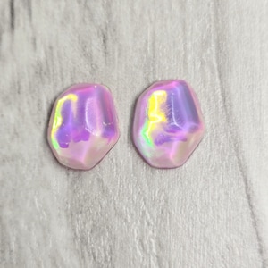 Gemas de sirena. Pendientes iridiscentes rosas. Pendientes iridiscentes. Pendientes de botón iridiscentes. Pendientes holográficos. Pendientes de botón holográficos.