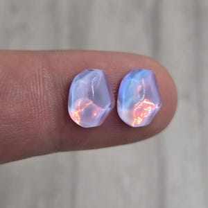 Pendientes iridiscentes de lavanda. Pendientes iridiscentes pequeños. Pendientes holográficos de botón. Pendientes de lavanda. Pendientes iridiscentes de botón.