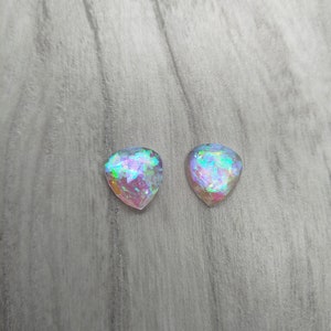 Tachuelas iridiscentes. Pendientes iridiscentes facetados. Pendientes de resina. Tachuelas facetadas iridiscentes de resina. Pendientes holográficos. Pendientes de resina.