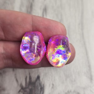 Pendientes iridiscentes. Pendientes holográficos. Pendientes iridiscentes tipo botón. Pendientes holográficos tipo botón. Pendientes iridiscentes de resina.