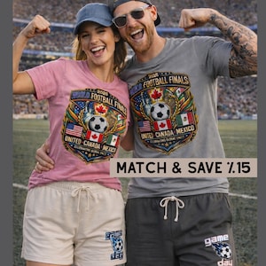 Puede incluir: Una pareja con camisetas y pantalones cortos a juego. Las camisetas son rosas y grises, con un balón de fútbol y el texto "2026 World Football Finals United Canada Mexico". Los pantalones cortos tienen la inscripción "game day".