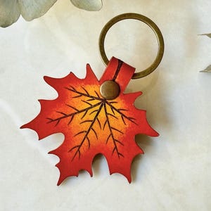 Benutzerdefinierte Ahornblatt Leder Schlüsselanhänger, Herbst Vibes, Herbst Zubehör, Geschenk für Naturliebhaber, Taschenanhänger aus Leder, Herbstblätter Schlüsselanhänger